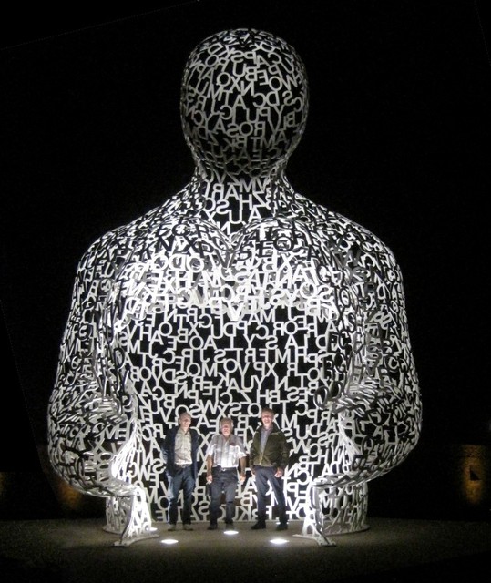 IMG 4898 Jo,Ken,Kees in Jaume Plensa's statue 'Nomade' Antibes