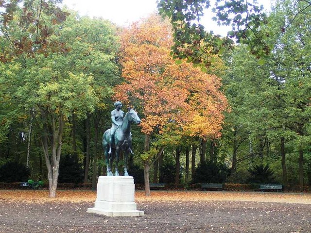 PA264533 Statue-in-Tiergarten-park