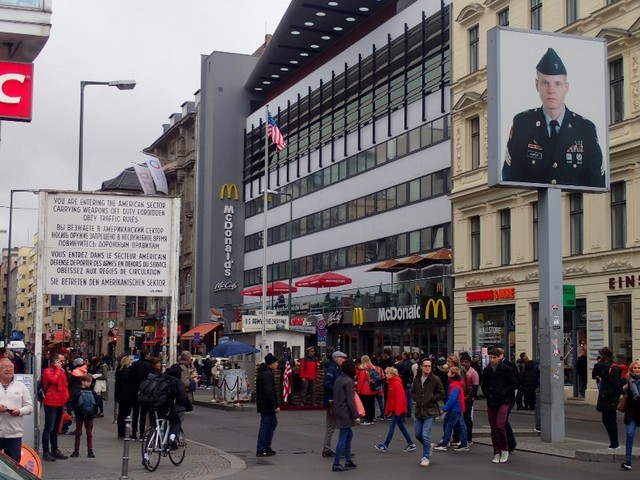 PA264552 Checkpoint-Charlie