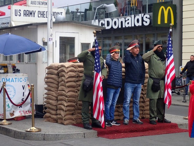 PA264554 Checkpoint-Charlie