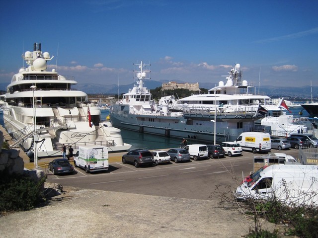 IMG 9787 Dilbar & Bikini at Antibes Quai de la Grande Plaisance