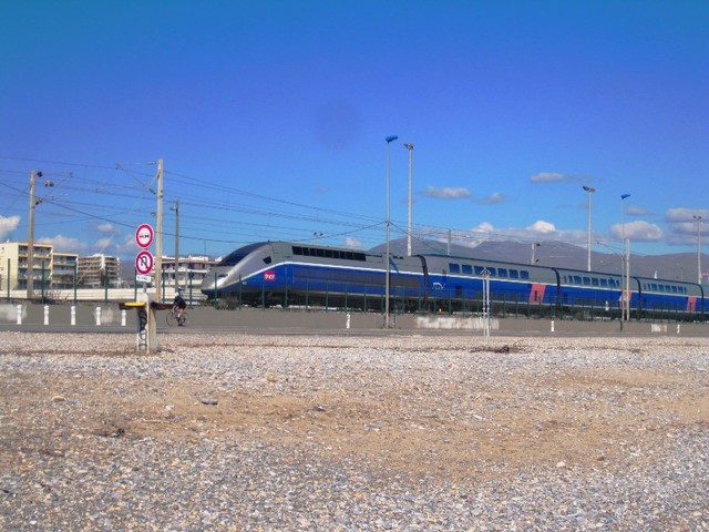IMG 2239 TGV-passing-by-Route-du-Bord-de-Mer