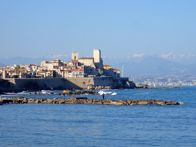 P3215512 Antibes-old-town-from-promenade-Amiral-de-Grasse