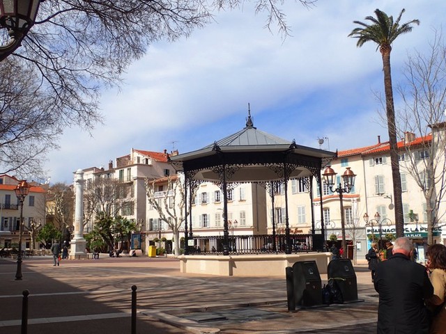 P3212498 Antibes-Place-Nationale-bandstand