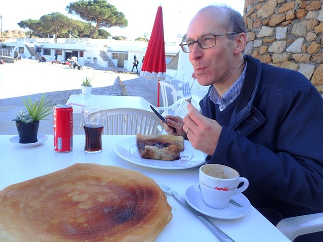 P3222559 Jo-at-Plage-de-Garoupe-cafe