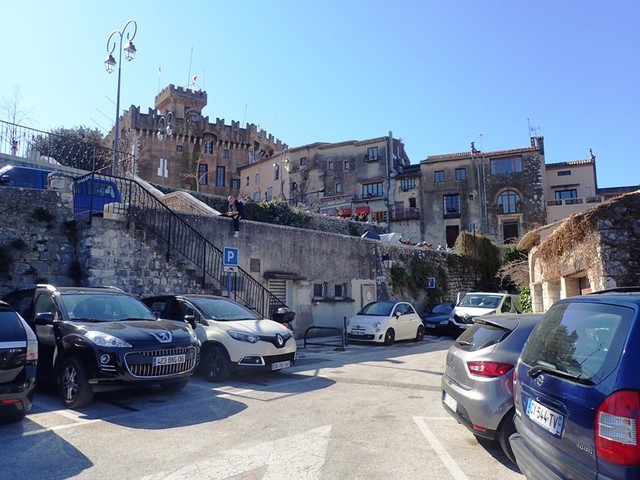 P3232569 Haut-de-Cagnes-carpark Chateau-Grimaldi