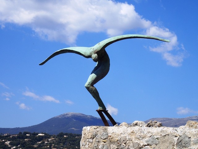 P3232580 St.Paul-de-Vence-winged-statue