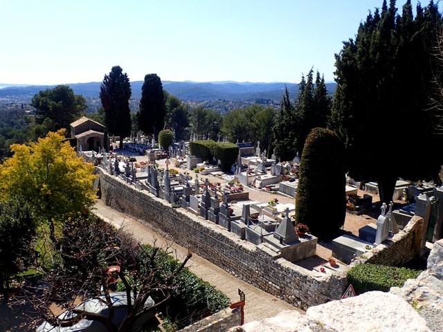 P3232583 St.Paul-de-Vence-churchyard