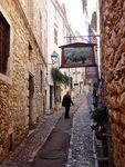 P3232589 St.Paul-de-Vence-street + Jo