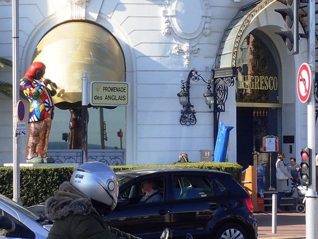 P3232618 Statue-outside-hotel-Negresco-Nice