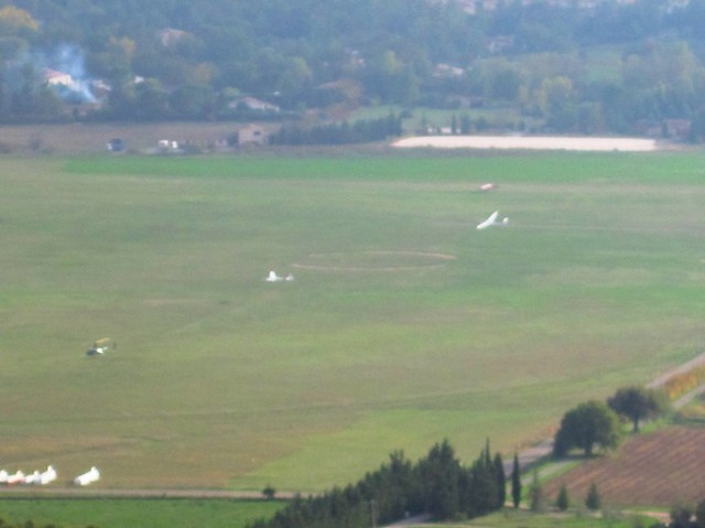 IMG 7000 Plane + glider-landing-at-Fayence-Tourettes-airfield