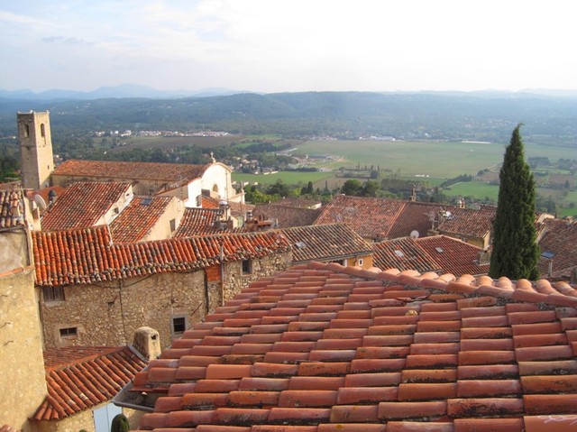 IMG 7001 Fayence-rooftops + Fayence-Tourettes-airfield