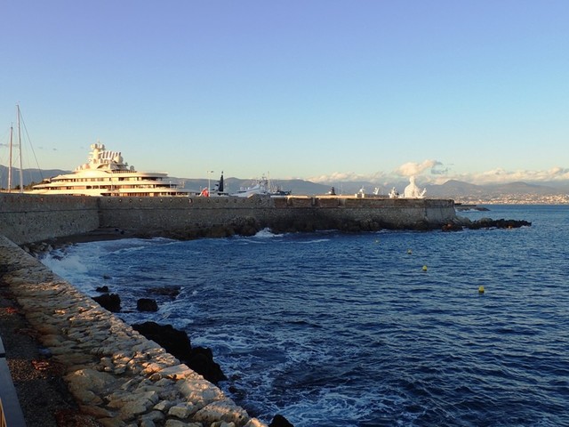 PA156975 Antibes-sea-wall view across-bay