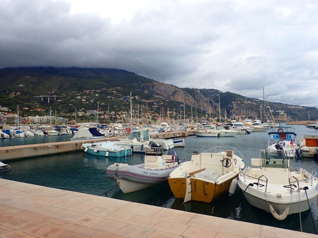 PA177017 Menton-marina