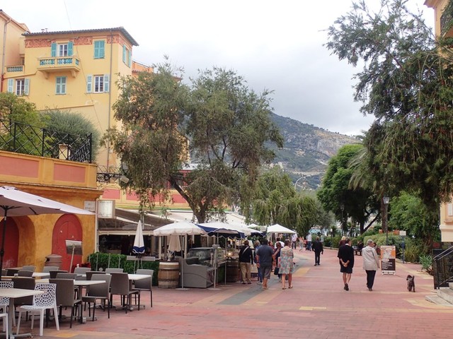 PA177031 Menton-promenade