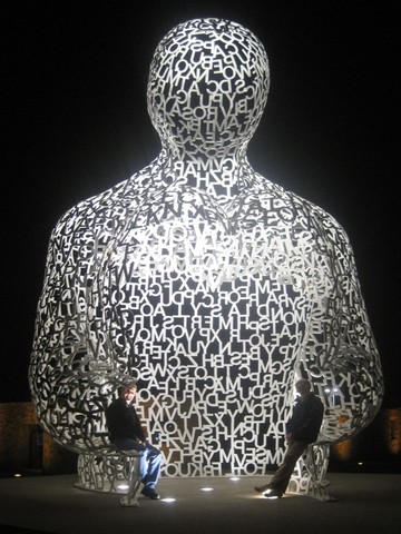 IMG 6598 Kees&Jo-in-Jaume-Plensa's-statue-'Nomade'-Antibes