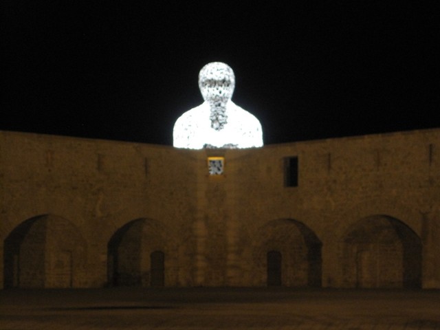 IMG 4040 Illuminated-statue-overlooking-ChantierNavalOpera-Antibes
