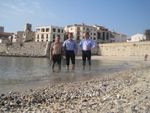 IMG 4045 Ken,Kees Jo-cooling-feet-at-Antibes-Plage-de-la-Gravette