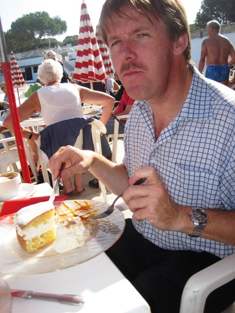 IMG 4089 Kees-eating-cake-at-Plage-de-la-Garoupe-cafe